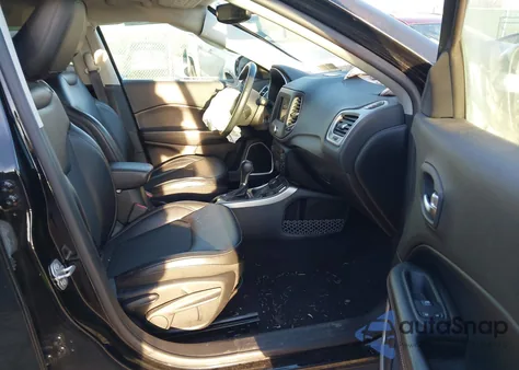 2019 Jeep Compass Latitude 4X4 из США, поврежденный, VIN 3C4NJDBB1KT690789